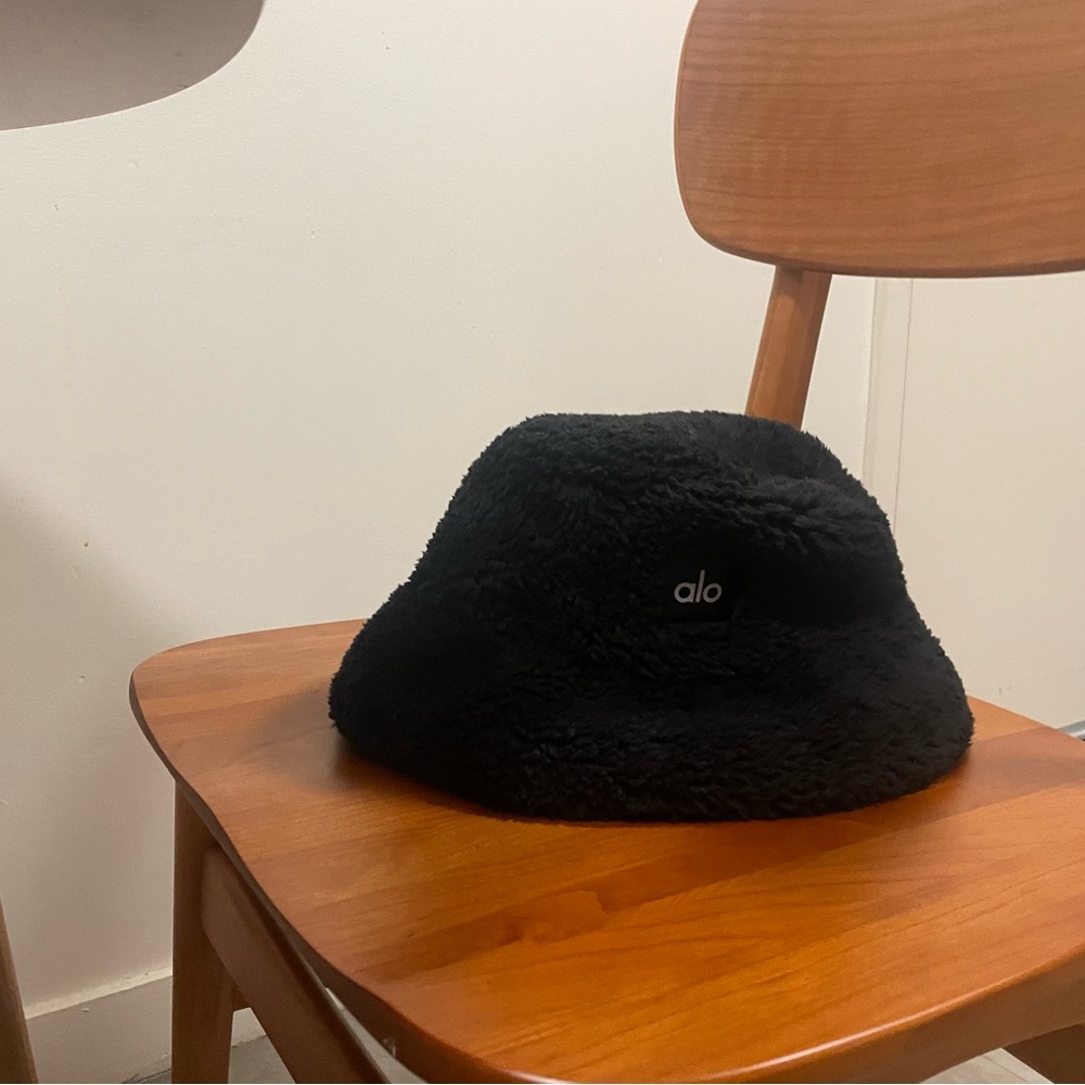 ALO Yoga Black Sherpa Bucket Hat with Logo Patch - Picture 2 of 2